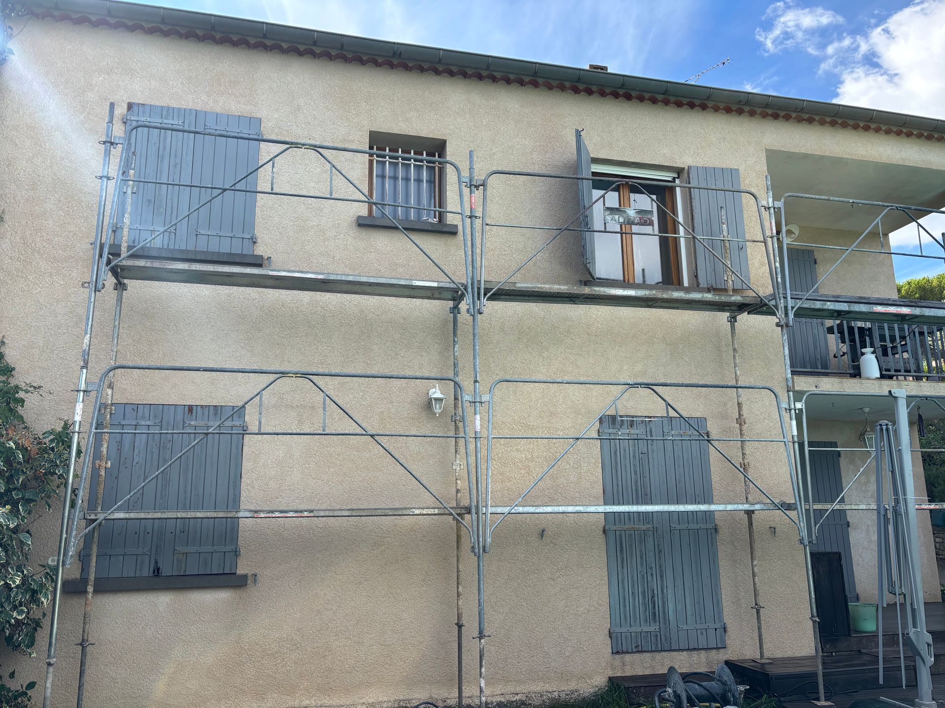 Un échafaudage le long d'une façade de maison.