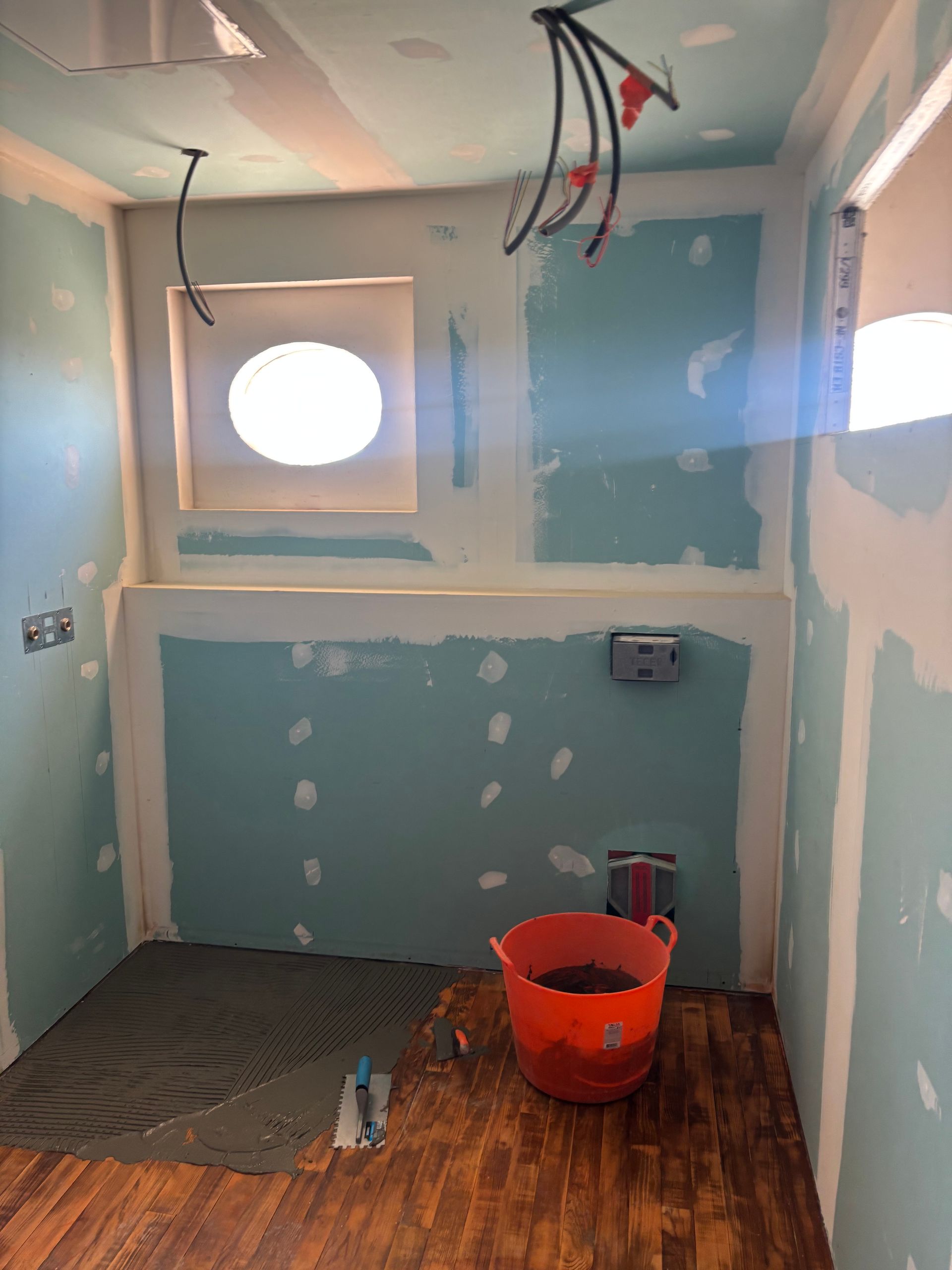 Une salle de bains avec des cloisons en plaques de plâtre hydrofuge.