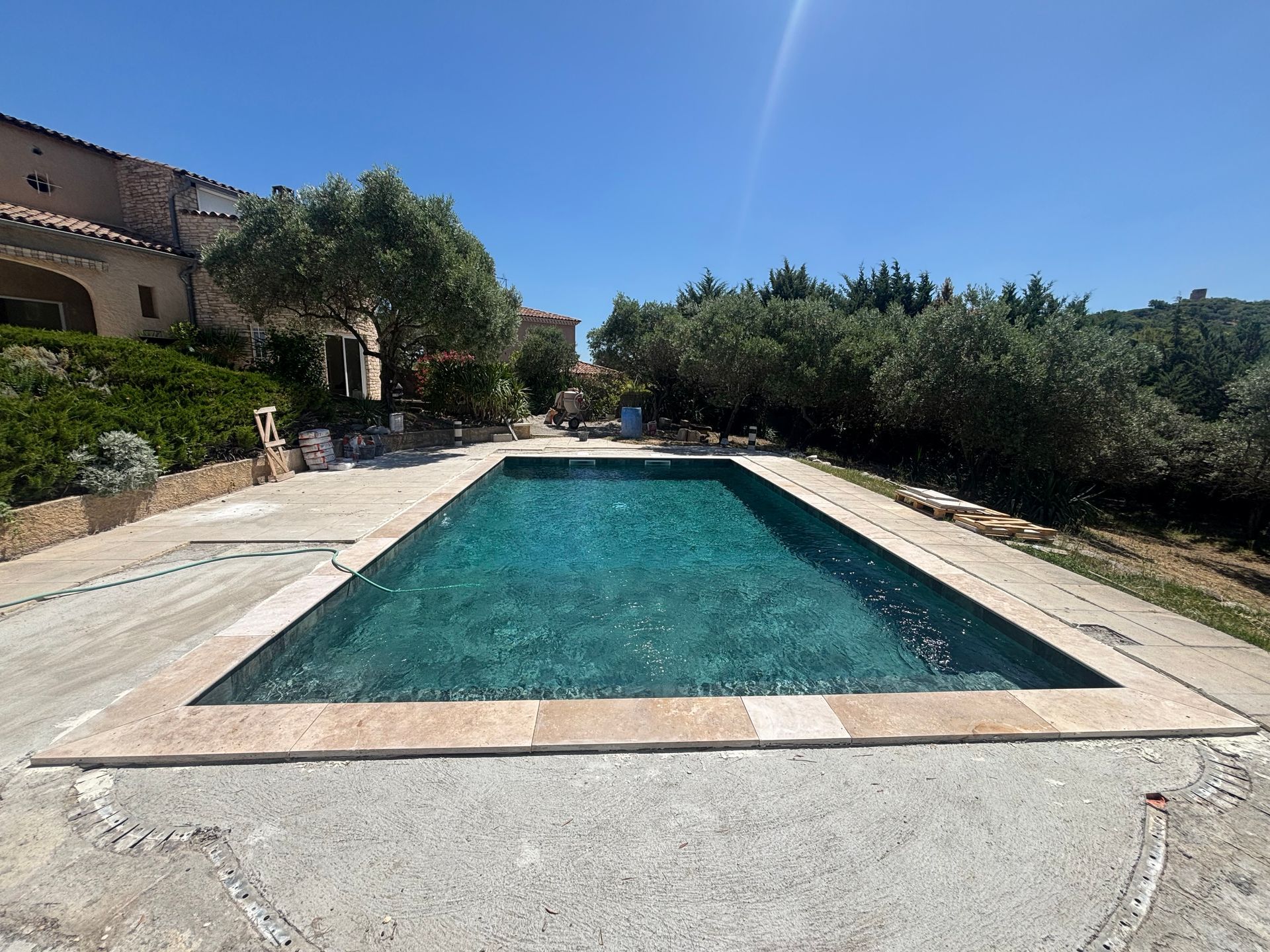 Une piscine creusée.
