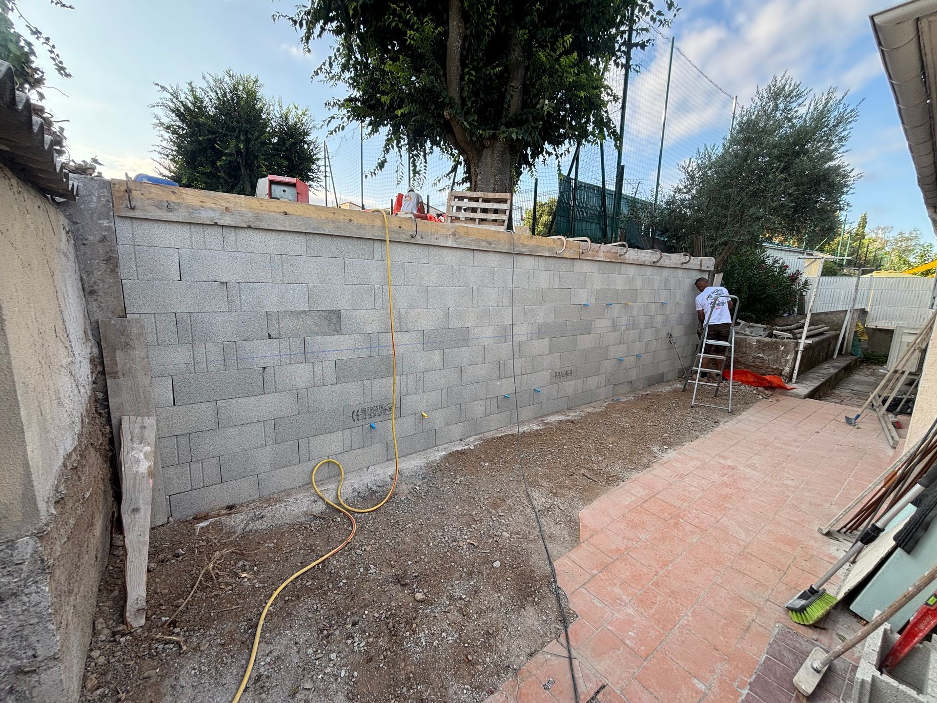 Un mur de soutènement en parpaings.