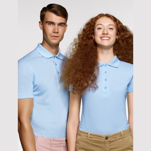 Mann und Frau in hellblauen Poloshirts, lächelnd.
