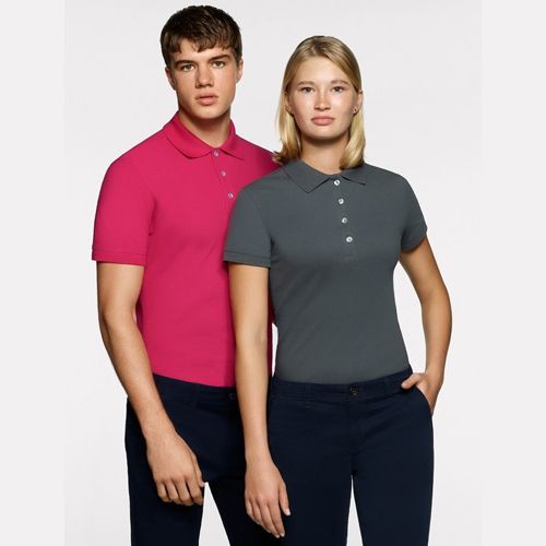 Mann und Frau tragen Poloshirts, Mann in Pink, Frau in Grau.