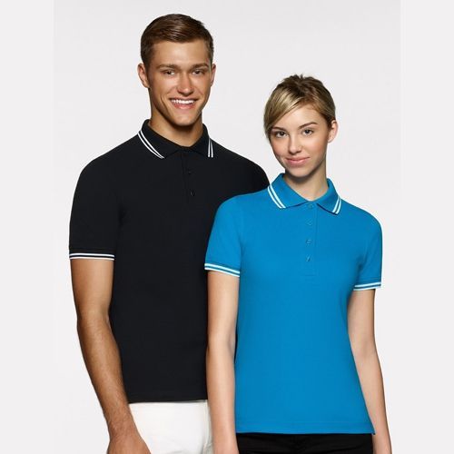 Mann und Frau tragen schwarz-blaue Poloshirts mit weißem Besatz.