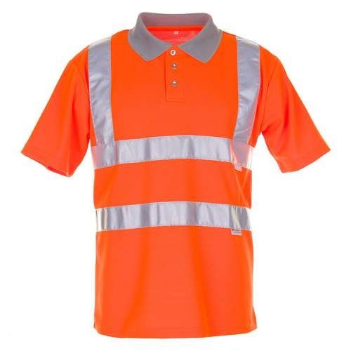 Orangefarbenes Warnschutz-Poloshirt mit grauem Kragen und reflektierenden silbernen Streifen auf weißem Hintergrund.
