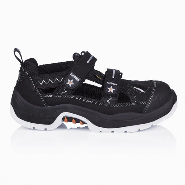 Schwarz-weiße Kindersandale mit Klettverschluss und dicker, strukturierter Sohle.