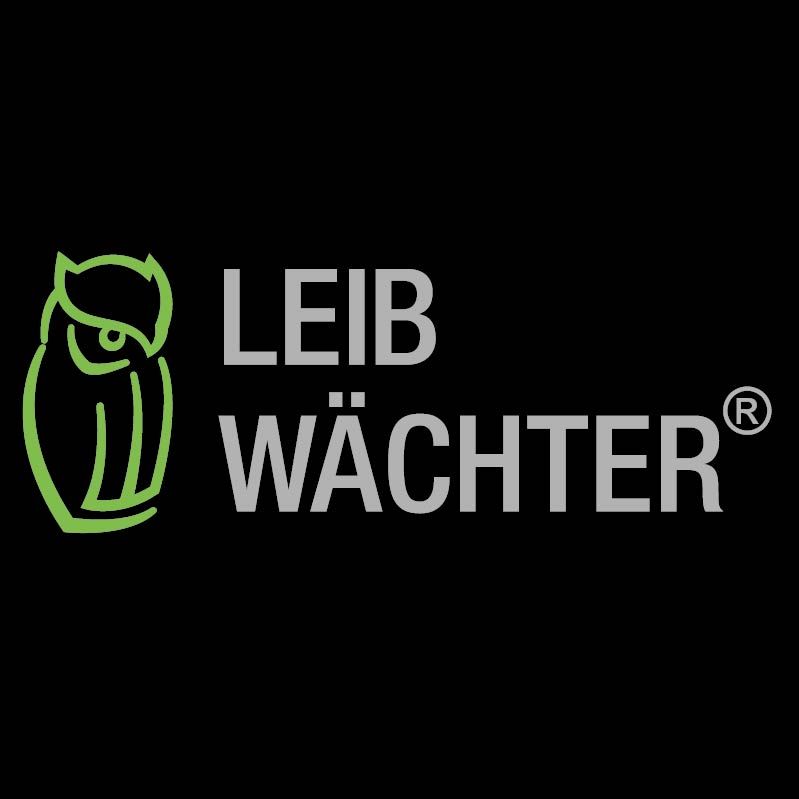 Grünes Eulensymbol neben grauem Text „LEIB WÄCHTER“ auf schwarzem Hintergrund.