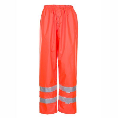 Gut sichtbare orange Regenhose mit reflektierenden Streifen an den Knöcheln; elastischer Bund.