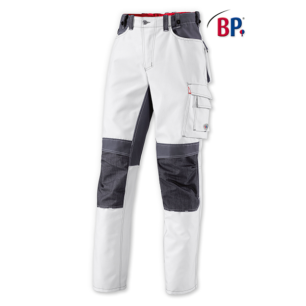 Weiße und graue Arbeitshose mit verstärkten Knien und Cargotasche; BP-Logo.