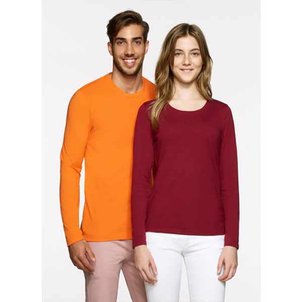 Zwei Personen in langärmeligen Hemden: einer orange, einer weinrot. Sie lächeln.