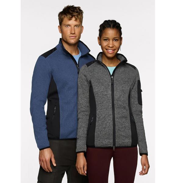 Mann und Frau tragen blaue und graue Fleecejacken mit durchgehendem Reißverschluss und schwarzen Akzenten, lächelnd, drinnen.