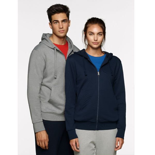 Mann in grauem Kapuzenpullover und Frau in blauem Kapuzenpullover mit Reißverschluss, beide tragen farbige Unterhemden.