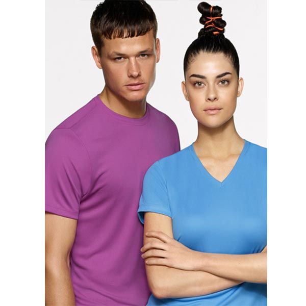 Mann im lila T-Shirt und Frau im blauen T-Shirt posieren zusammen.