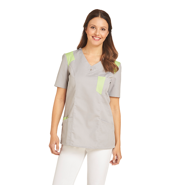 Frau in hellgrauer Arztkleidung mit neongrünen Akzenten, lächelnd.