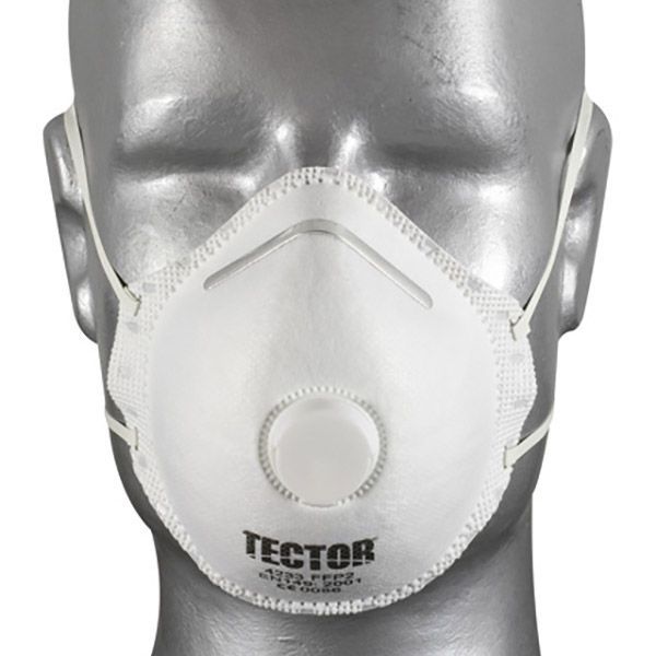 Weiße Atemschutzmaske mit Ausatemventil auf einem Schaufensterpuppenkopf.