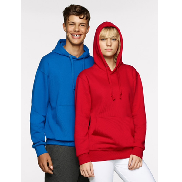 Mann und Frau tragen blaue und rote Kapuzenpullover.