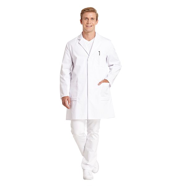 Lächelnder Mann in weißem Laborkittel und weißer Laborhose. Posiert vor weißem Hintergrund.