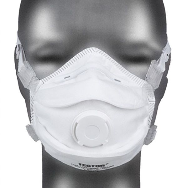 Weiße Atemschutzmaske mit Ausatemventil auf einem Schaufensterpuppenkopf.