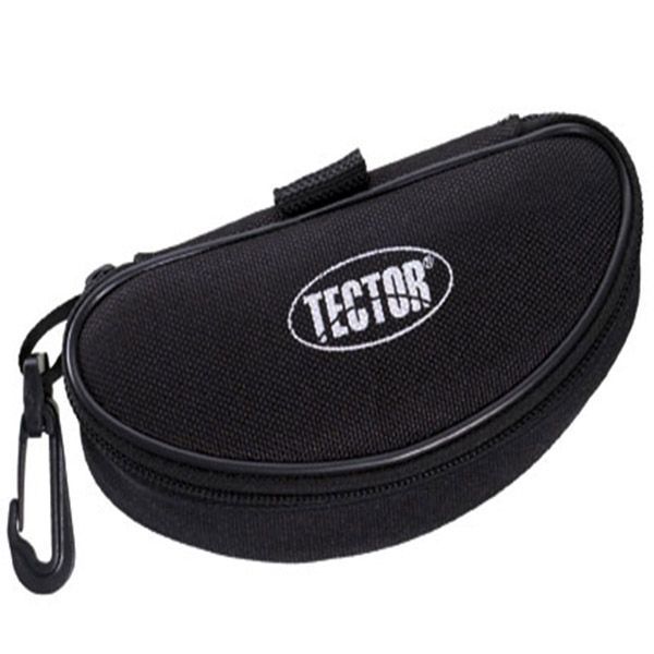 Schwarzes Sonnenbrillenetui mit weißem „TECTOR“-Logo, Reißverschluss, Karabinerhaken.