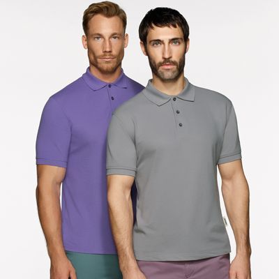 Zwei Männer in Poloshirts, einer lila, einer grau, posieren vor einem weißen Hintergrund.