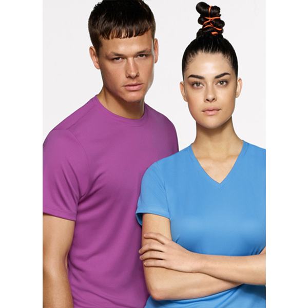 Mann im lila Hemd und Frau im blauen Hemd posieren vor weißem Hintergrund.