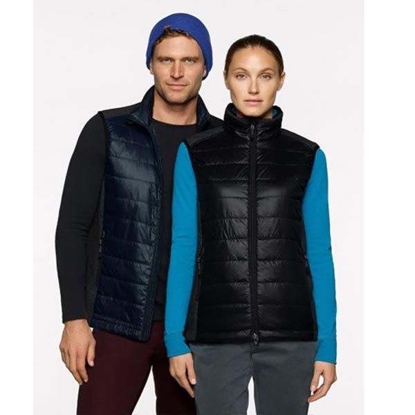 Mann und Frau in Steppwesten. Der Mann trägt eine blaue Mütze und die Frau ein blaues Langarmhemd.