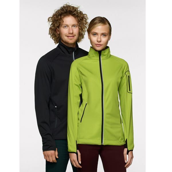 Mann und Frau in schwarzen und grünen Jacken posieren.