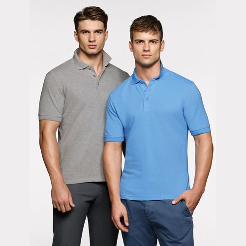 Zwei Männer in Poloshirts, einer grau, einer blau. Beide tragen dunkle Hosen.