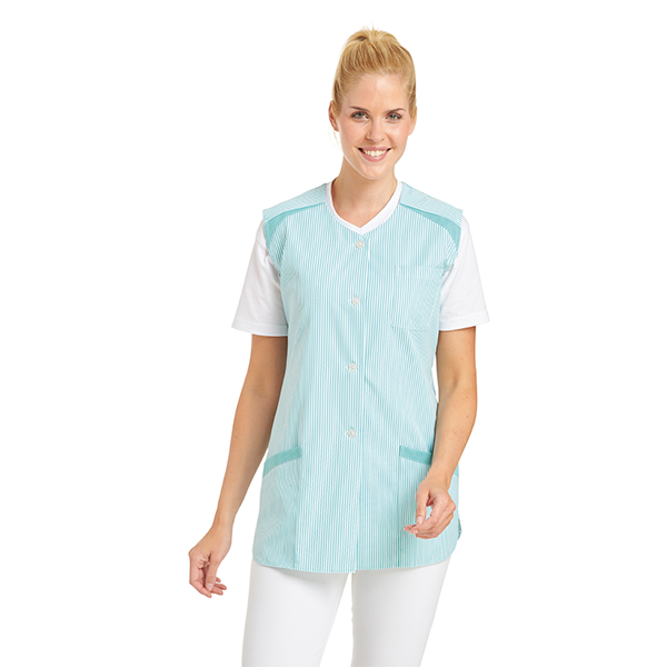 Frau trägt eine türkisfarbene Weste über einem weißen T-Shirt und einer weißen Hose.