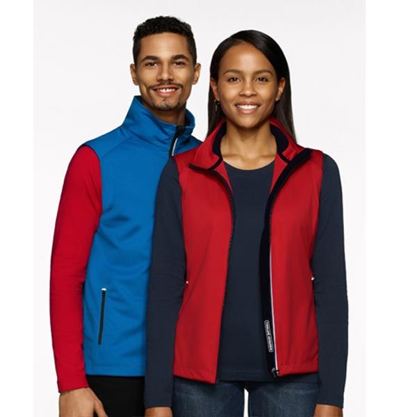 Mann in blauer und roter Jacke, Frau in roter Weste, beide lächeln. Weißer Hintergrund.