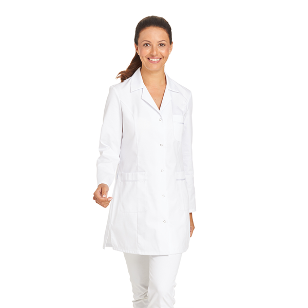 Frau im weißen Laborkittel lächelt und geht vorwärts.