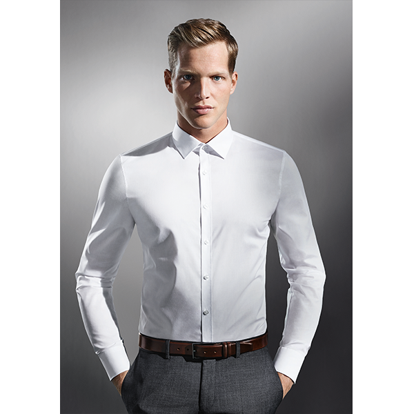 Mann in weißem Hemd und grauer Hose, braunem Gürtel, blickt in die Kamera.