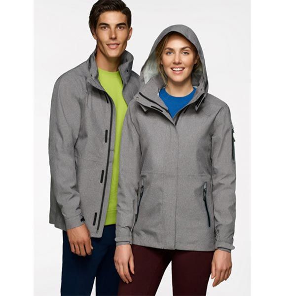 Zwei Personen in grauen Kapuzenjacken stehen nebeneinander.