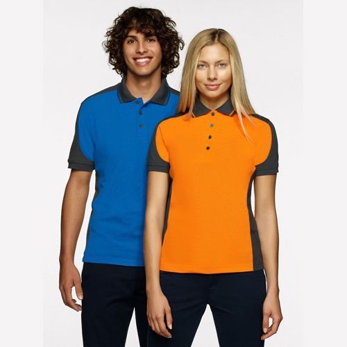 Mann und Frau tragen kontrastierende Poloshirts mit dunkelgrauen Akzenten.