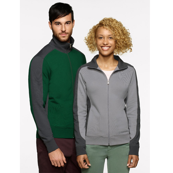 Mann und Frau in Trainingsjacken, dunkelgraue Seitenteile, Hauptfarben Grün und Grau. Beide lächeln.