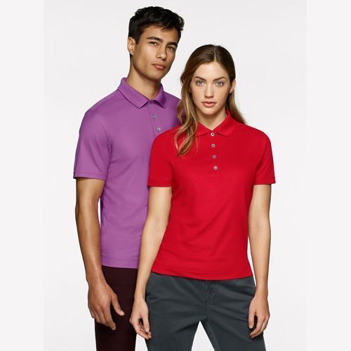 Mann im lila Poloshirt, Frau im roten Poloshirt; beide tragen Arbeitskleidung.