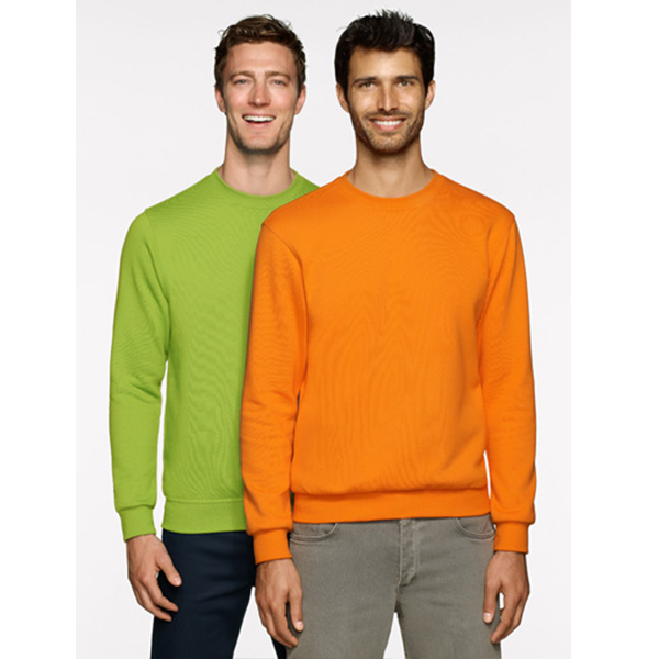 Zwei Männer tragen Sweatshirts in leuchtenden Farben: Limettengrün und Orange.