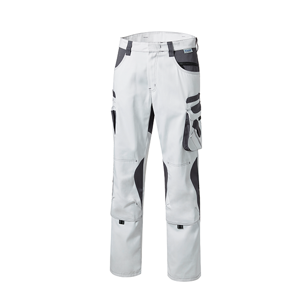 Weiße Arbeitshose mit dunkelgrauen verstärkten Einsätzen und Taschen.