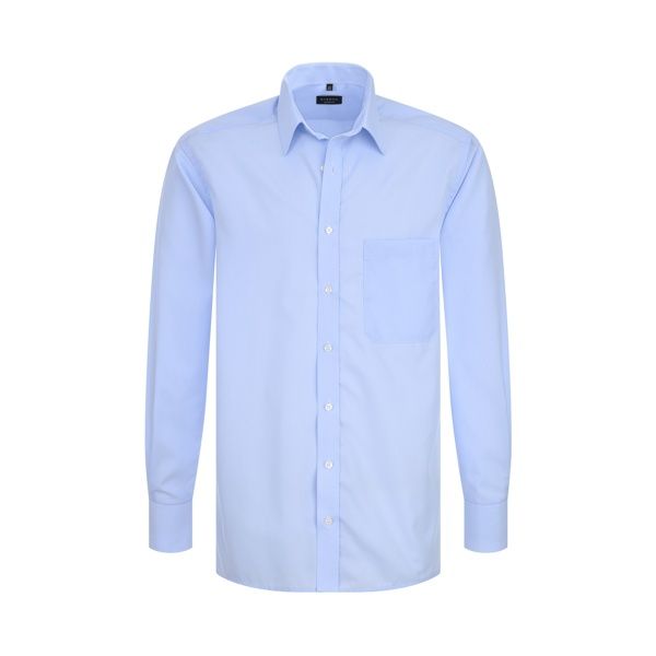 Hellblaues Langarmhemd mit Vordertasche, Knöpfen und Kragenausschnitt.