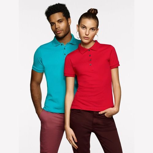 Mann und Frau in Poloshirts. Mann in Blau, Frau in Rot, posieren vor weißem Hintergrund.