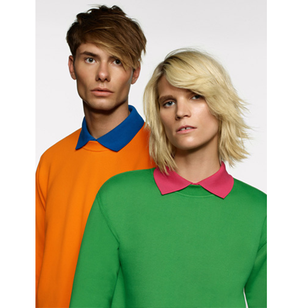 Zwei Personen tragen Sweatshirts mit Rundhalsausschnitt und Kragen in Kontrastfarbe; eine orange, eine grün.