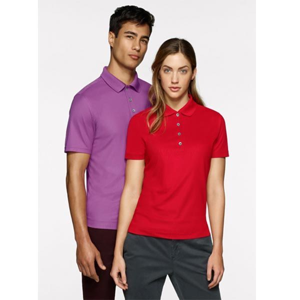 Mann und Frau in Poloshirts. Mann in Lila, Frau in Rot, stehen zusammen.
