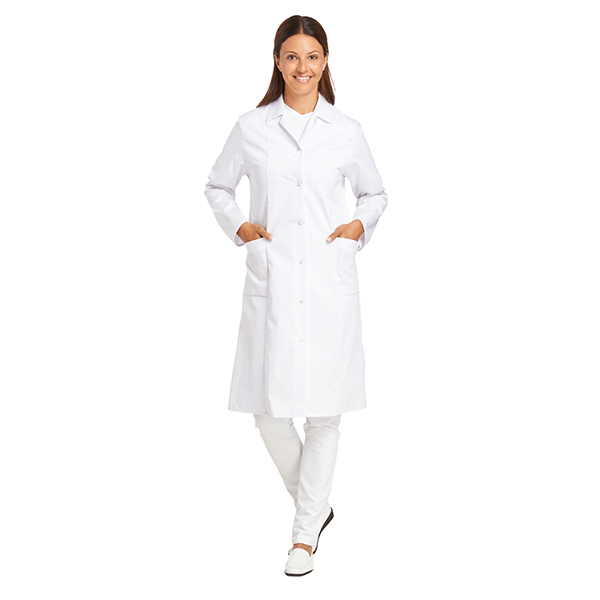 Frau in weißem Laborkittel und weißer Laborhose, lächelnd, die Hände in den Taschen.
