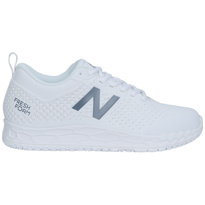 Weißer New Balance Sportschuh mit grauem Logo auf weißer Sohle.