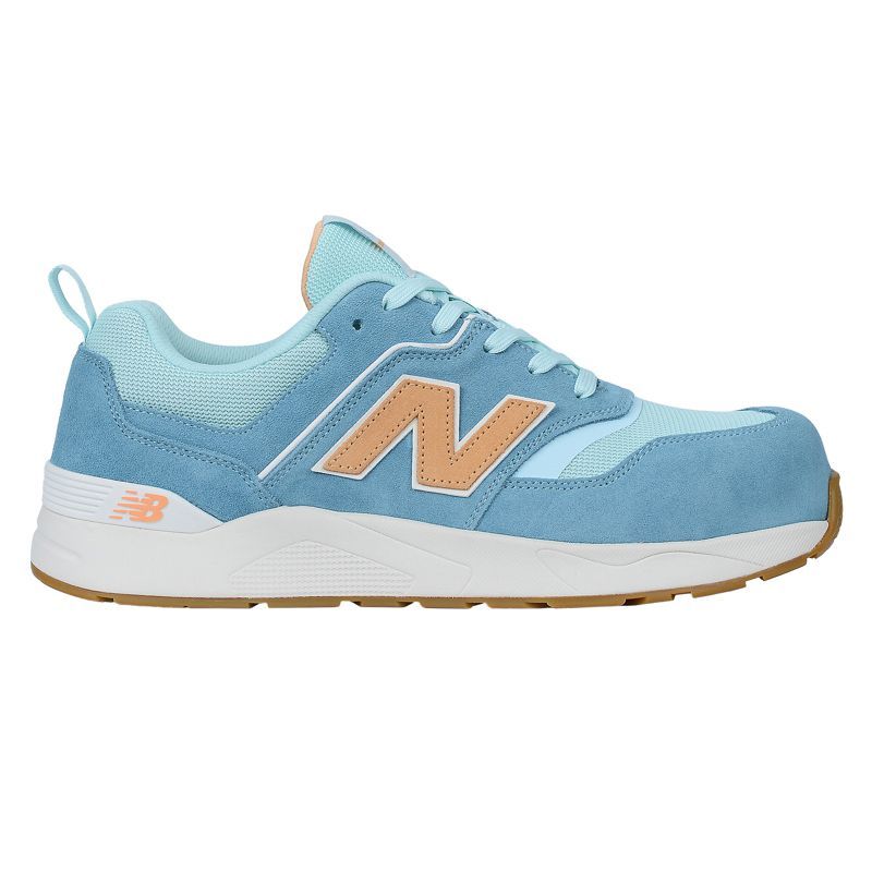 Hellblauer New Balance-Sneaker mit hellbraunen Akzenten und weißer Sohle.