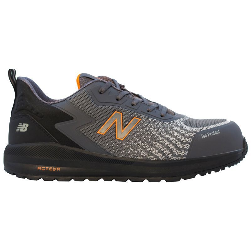 Grauer und schwarzer Arbeitsschuh von New Balance mit orangefarbenen Akzenten.