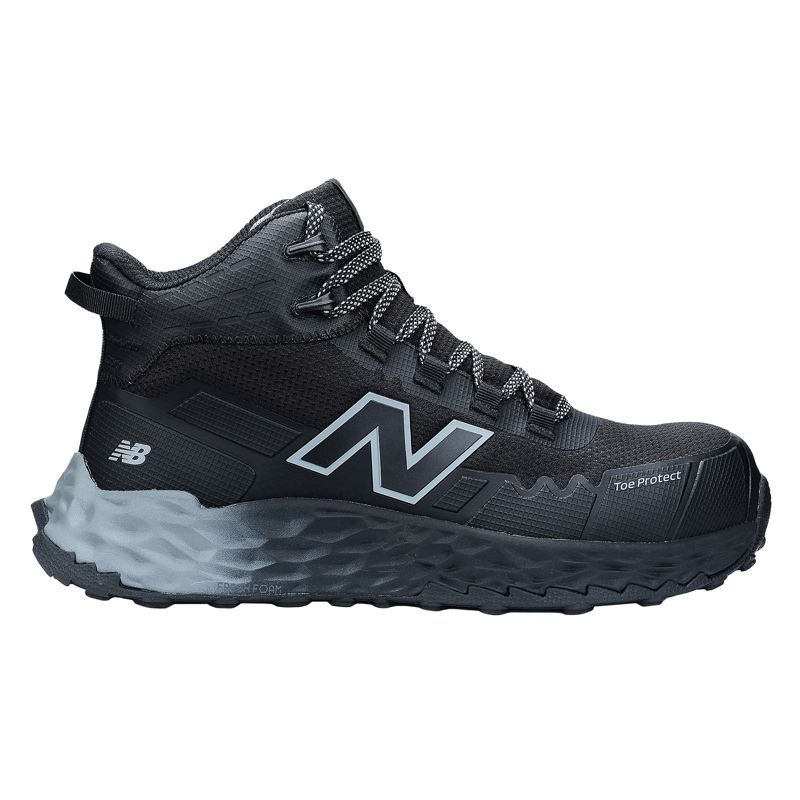 Schwarzer Wanderschuh von New Balance mit grauen Akzenten und robuster Sohle.