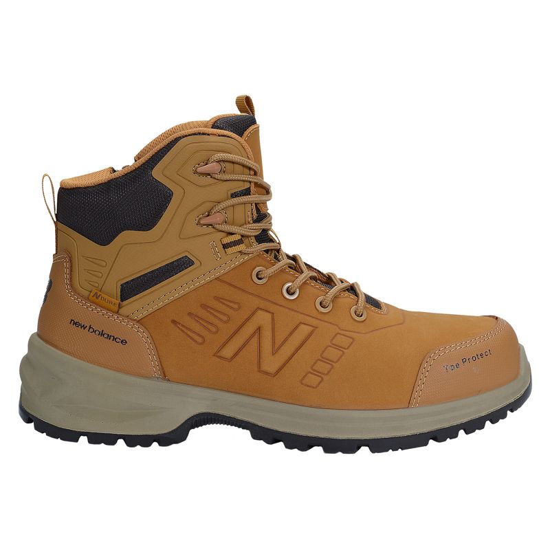 Hellbrauner und brauner Arbeitsstiefel von New Balance mit Schnürsenkeln und Profilsohle.