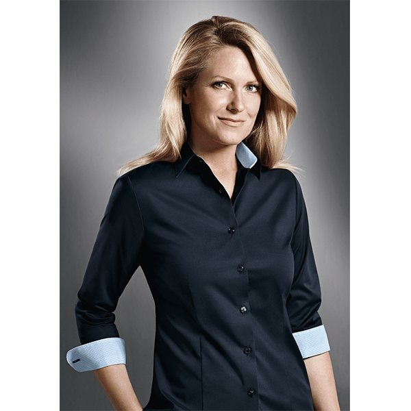 Frau trägt ein dunkelblaues Button-Down-Hemd mit hellblauem Kragen und Manschetten.