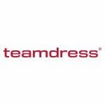 Teamdress-Logo in kastanienbraunem Text.