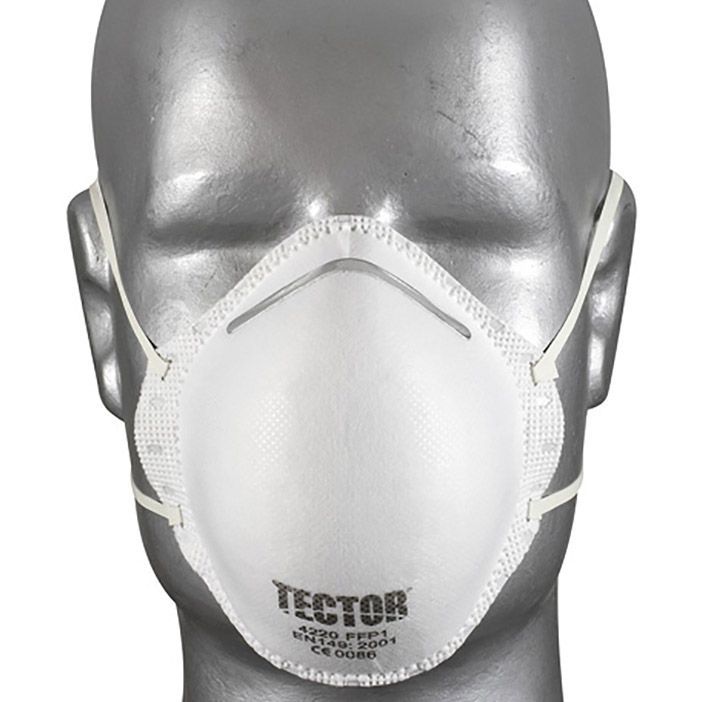 Weiße Atemschutzmaske auf einem Schaufensterpuppenkopf; Bänder um die Ohren.